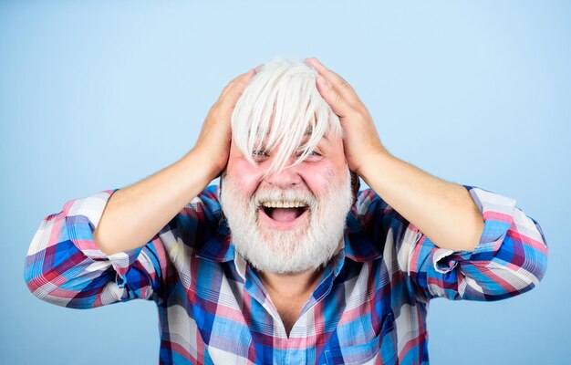 Amazing Hair Grace volwassen bebaarde man in witte pruik Haaruitval concept gezondheidszorg gelukkig oude opa kapper en kapper mannelijke mode senior man met grijze baard grootvader op pensioen