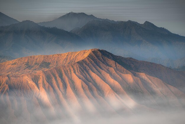 Foto lo straordinario paesaggio del parco nazionale di bromo tengger semeru