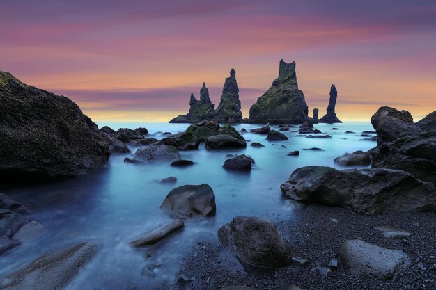 Foto incredibile paesaggio con formazioni rocciose di basalto troll toes sulla spiaggia nera