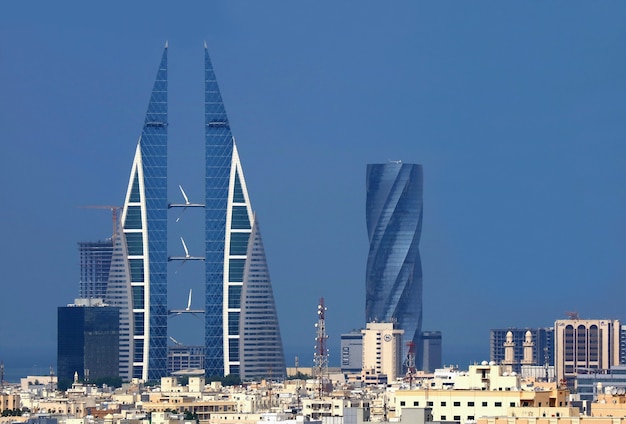 Удивительный горизонт Манамы с культовым Всемирным торговым центром Бахрейна или зданием BWTC и Объединенной башней, Манама, Бахрейн