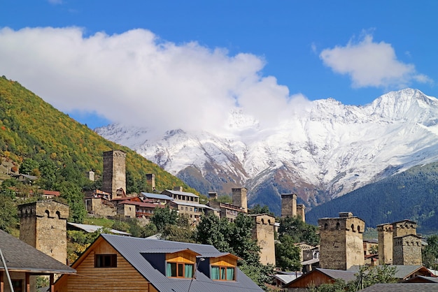 ジョージア州コーカサス山脈の雪をかぶったメスティアの町にある素晴らしい中世のスヴァンタワー