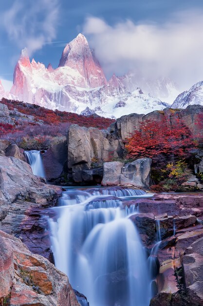 Incredibile montagna fitz roy, cespugli di faggio e la cascata, parco nazionale los glaciares, ande, patagonia, argentina