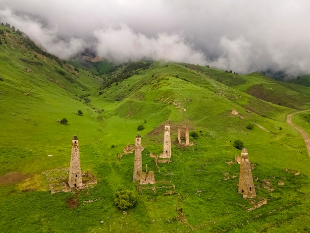 素晴らしい山の風景。ニイの古代都市。コーカサス、イングーシ。ロシア