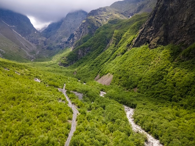 素晴らしい山の風景。ミダグラビンドン川。コーカサス、オセチア。ミダグラビン峡谷。ロシア