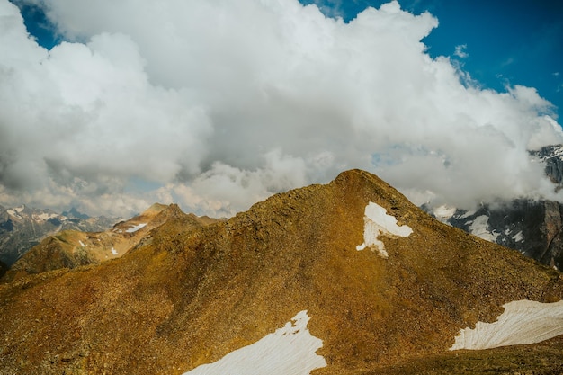 夏の素晴らしい山の風景曇りの天気の強大な山々