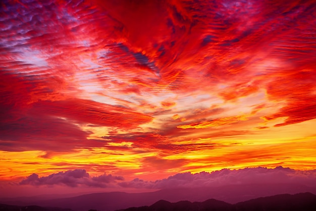 Удивительный горный пейзаж с красочным ярким закатом на ярком небе на естественном фоне путешествий на открытом воздухе