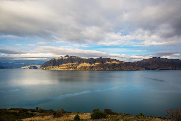사진 뉴질랜드의 놀라운 자연 경관. 일몰에 산 호수입니다.