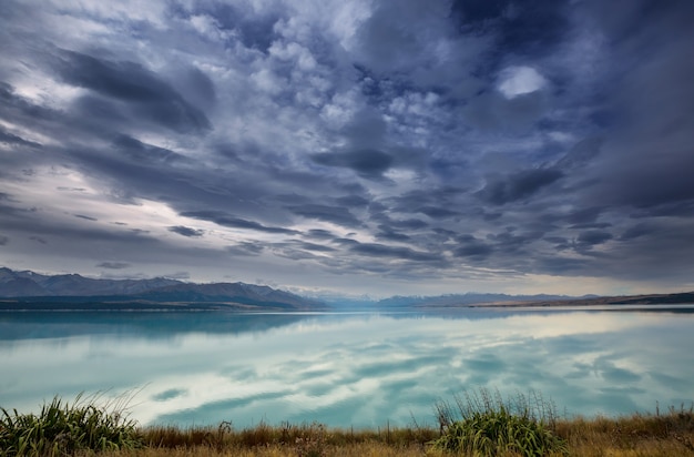 Foto incredibili paesaggi naturali in nuova zelanda. lago delle montagne al tramonto.