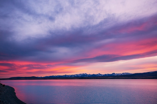 ニュージーランドの素晴らしい自然の風景。日没時の山の湖。