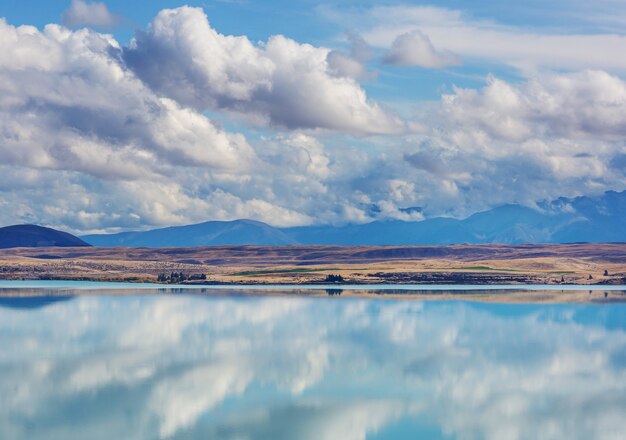 ニュージーランドの素晴らしい自然の風景。日没時の山の湖。