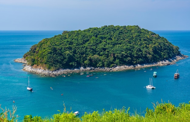 Photo amazing nature landscape tropical sea with beautiful small island in phuket thailand