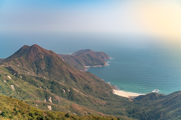 Удивительный вид на природу с Sharp Peak в Sai Kung East Country Park в Гонконге.