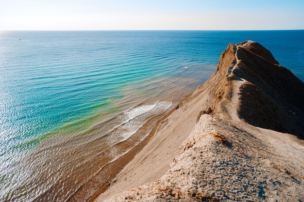 Удивительный панорамный вид на холмы и море с высокого мыса Хамелеон.