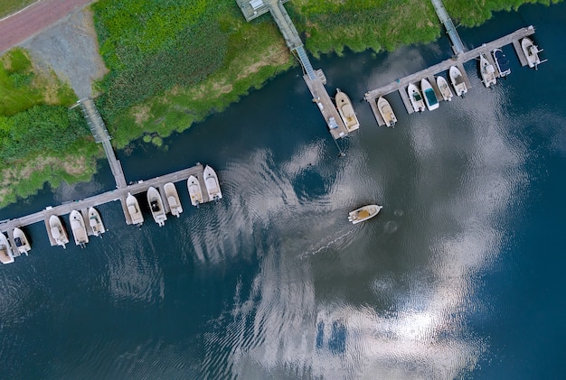 Incredibile vista panoramica piccolo porto per molte barche che galleggiano vicino all'oceano negli usa