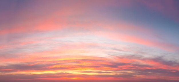 写真 日没、日の出、日没の素晴らしいパノラマ カラフルな雲のある空のパノラマ夏の時間、鳥のない本物の空