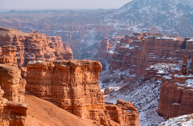 사진 카자흐스탄 차린 국립공원(charyn national park)에 있는 겨울 차린 캐년(charyn canyon)의 놀라운 탁 트인 전망