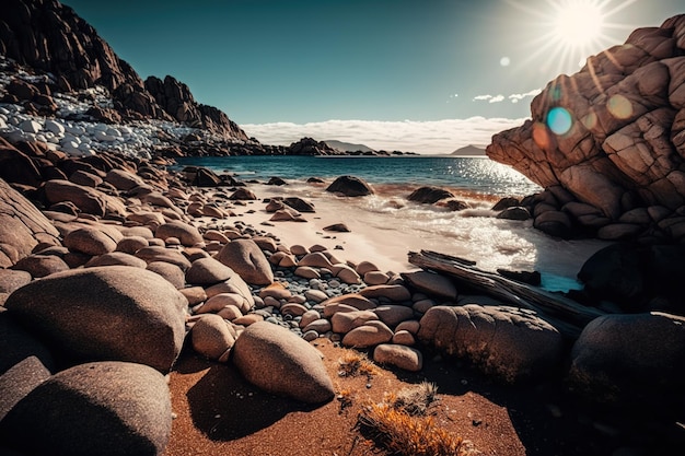 太陽の光を浴びた岩の多いビーチの素晴らしい写真