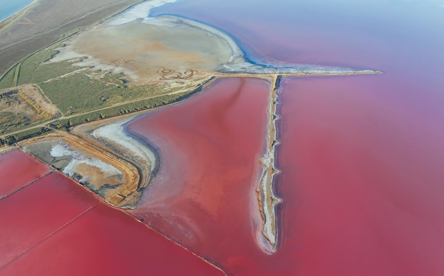 Incredibile acqua viola veduta aerea dell'isola di jarilgach in ucraina paesaggi maestosi