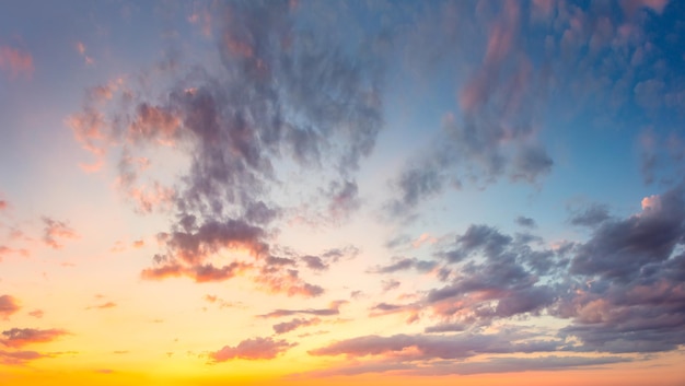 驚くべき本物の空 鮮やかな色彩 パノラマ的な日の出 夕暮れ 雲の色彩のある空 鳥のいない 自然な雲の背景 パノラミック