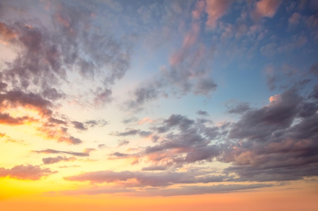 写真 驚くべき本物の空 鮮やかな色彩 パノラマ的な日の出 夕暮れ 雲の色彩のある空 鳥のない自然の雲景色の背景