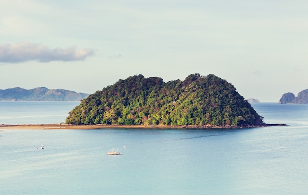 Фото Удивительный живописный вид на морской залив и горные острова, палаван, филиппины.