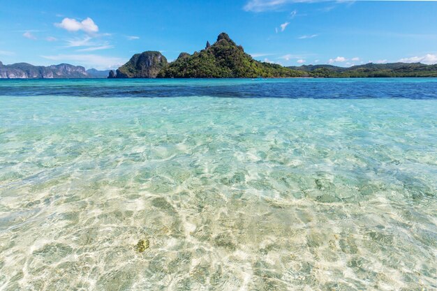 Удивительный живописный вид на морской залив и горные острова, Палаван, Филиппины.