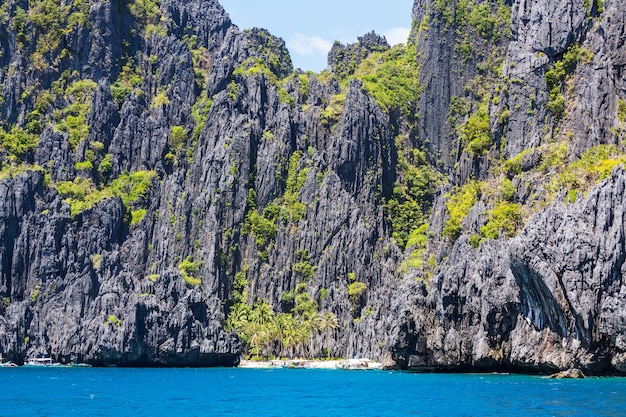 Удивительный живописный вид на морской залив и горные острова, Палаван, Филиппины.
