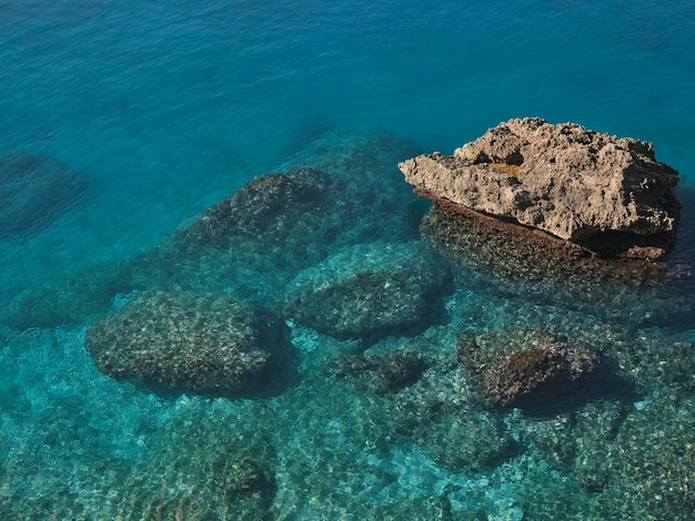 Удивительный вид на море и скалы