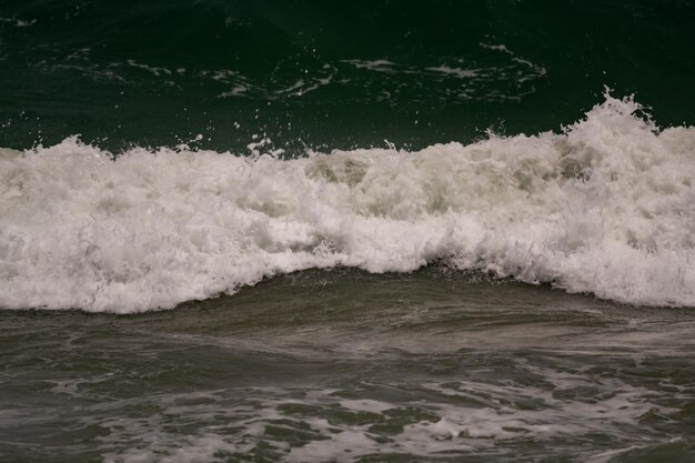 Удивительные морские волны разбиваются на пляже