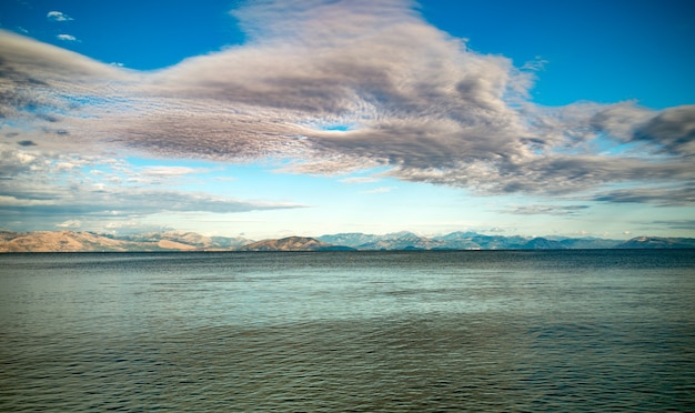 Удивительный морской тюлень с кристально чистой водой недалеко от острова Корфу, Греция. Красивый пейзаж Ионического моря