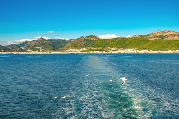 透き通った水と素晴らしい海辺