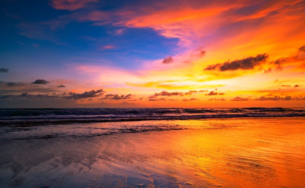 劇的な空の夕日や日の出と海に沈む夕日の雲と素晴らしい海の風景美しい自然のミニマリストの背景とテクスチャパノラマ自然ビューの風景。