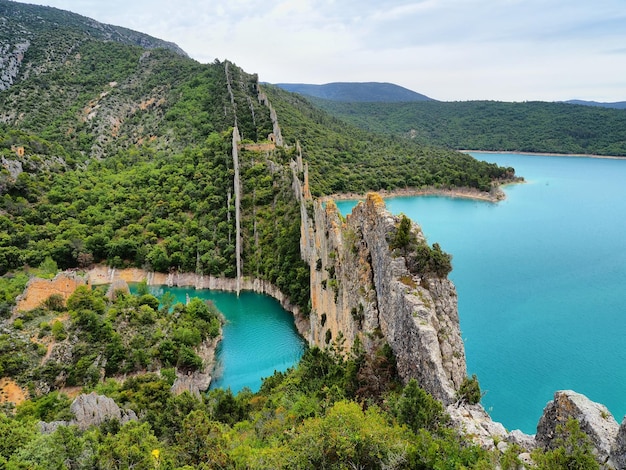 Photo amazing sharp rocks near finestras uninhabited village at the edge of canyelles reservoir spain