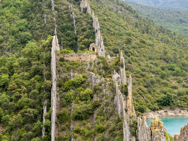 Photo amazing sharp rocks near finestras uninhabited village at the edge of canyelles reservoir spain