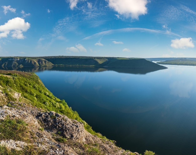 Dnister River Canyon Bakota Bay Khmelnytsky 지역 우크라이나의 놀라운 봄 일몰 전망