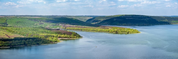 Dnister River Canyon Bakota Bay Chernivtsi 지역 우크라이나의 놀라운 봄 전망