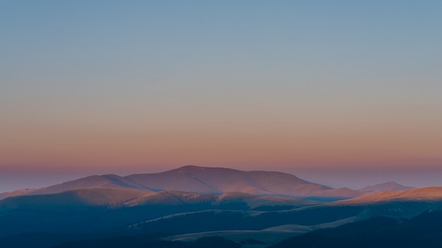 정상 montains, 일출 bucegi 공원,대로 산에 아름 다운 오렌지 빛으로 놀라운 여름 일출. 일출 빛