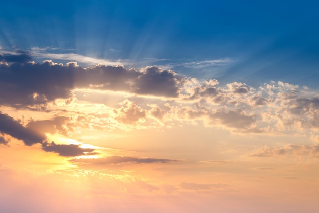 本物の太陽光線と太陽のある素晴らしい日没の空