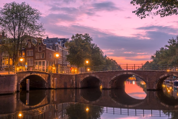 Photo amazing sunrise on the amsterdam canal