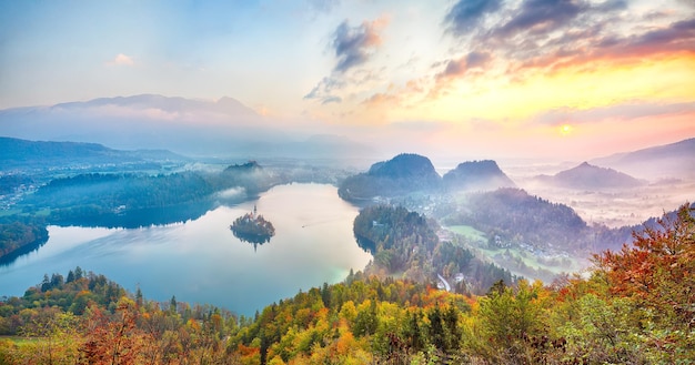 写真 人気の観光地ブレッド湖の素晴らしい日の出 巡礼のドラマチックな眺め マリア被昇天教会 場所 ブレッド アッパー カルニオラン地方 スロベニア ヨーロッパ