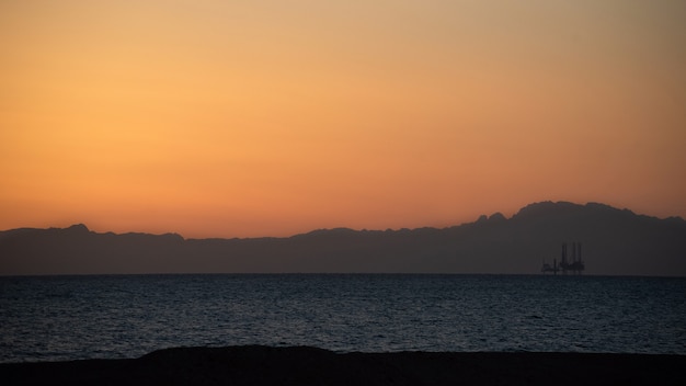 시나이 산에서 놀라운 일출입니다. 이집트의 아름다운 새벽. 아프리카 대륙의 아름다운 전망.