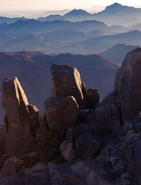 Photo amazing sunrise at sinai mountain beautiful dawn in egypt beautiful view from the mountain