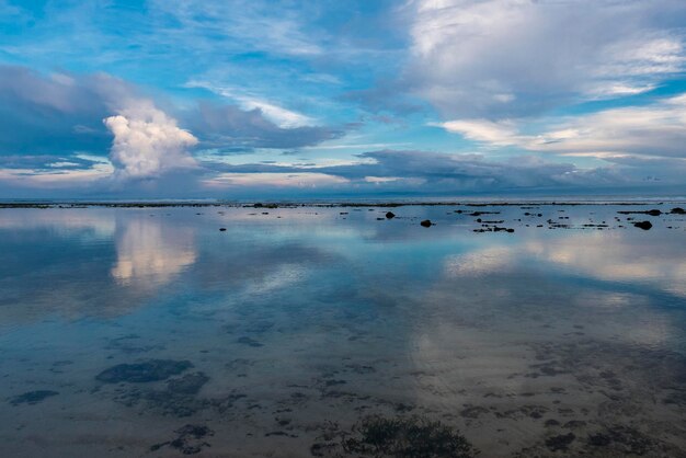 インドネシア バリ島のウルワツ ビーチでの素晴らしい日の出