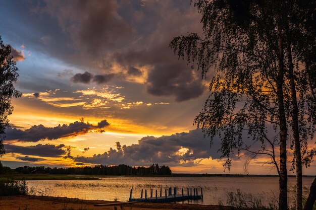 Photo amazing sunset at the braslaw lakes with the cloudy sky braslaw district belarus