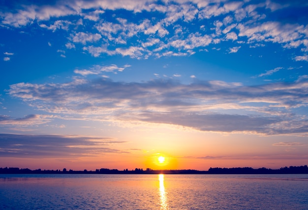 湖の素晴らしい夕日