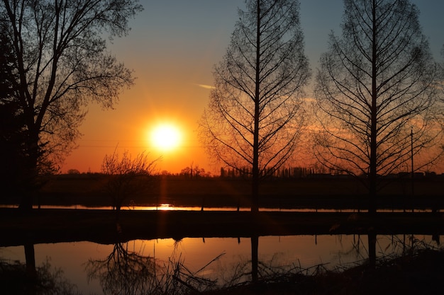 田舎のムザ川に沈む夕日