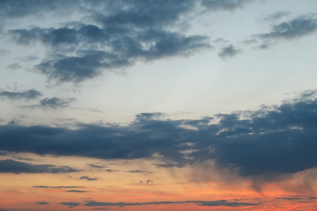 雲と素晴らしい夕焼け空。美しい自然の壁紙