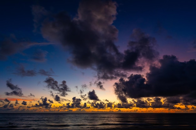 海の風景の上の素晴らしい夕日や日の出の空