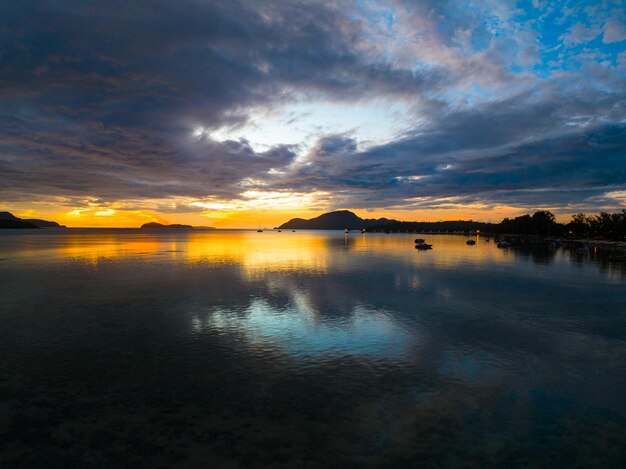 夕日や日の出の空を眺める 美しい色彩の自然の光 海の風景の背景 ドローンの空中眺め 海の背景