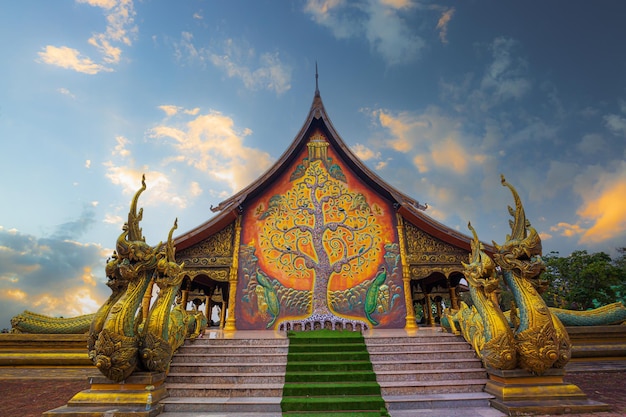 Incredibile tempio sirindhorn wararam phuproud nella provincia di ubon ratchathani al crepuscolo, thailandia